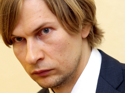 Vasarās būs karsts, mitrs, plosīsies spēcīgi negaisi. Plūdu dēļ var pasliktināties peldūdens kvalitāte — tas rada labvēlīgus apstākļus dažādiem mikroorganismiem, kas pārnēsā slimības, prognozē Latvijas Vides, ģeoloģijas un meteoroloģijas centra prognožu daļas vadītājs Andris Vīksna.