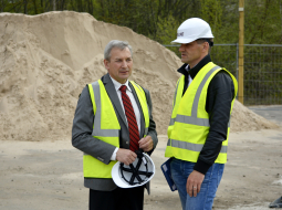 Latvijas Zinātņu akadēmijas prezidents Ojārs Spārītis (no kreisās) un SIA "Rīgas satiksme" preses sekretārs Viktors Zaķis piedalās "Rīgas satiksmes" ūdeņraža uzpildes stacijas būvniecības uzsākšanas pasākumā blakus 2.trolejbusa parkam. Foto: Patrīcija Eglīte, LETA