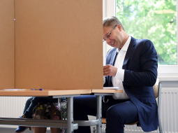 Rīgas mērs Nils Ušakovs (Saskaņa) balso pašvaldību vēlēšanas 3.jūnijā. Foto: Ieva Čīka.