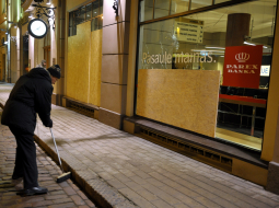 Sakopšanas darbi pēc 13. janvāra grautiņiem Vecrīgā. Foto: Lita Krone, LETA.