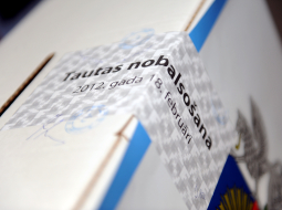 "Valodu referenduma" urna. Foto: Lita Krone, LETA.