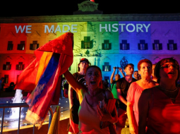 Maltas iedzīvotāji priecājas par lēmumu legalizēt viendzimuma laulības. Foto: Reuters/LETA