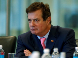 ASV prezidents Donalds Tramps (no kreisās) un kampaņas vadītājs Pols Manaforts kopā ar Trampa meitu Ivanku uzstājas Klīvlendā. Foto: Reuters/LETA