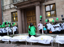 Mediķi protesta akcijā pie Finanšu ministrijas. Foto: Evija Trifanova, LETA