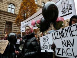 Mazo uzņēmēju pikets pie Saeimas. Foto: Ieva Čīka, LETA