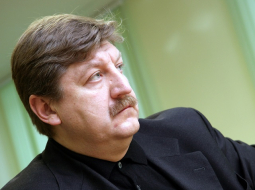 Apsūdzētais uzņēmējs Germans Milušs 2007.gadā pēc atliktās tiesas sēdes Jūrmalas mēra vēlēšanu kukuļošanas krimināllietā Zemgales apgabaltiesā.
