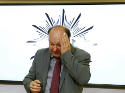 Minhenes policijas priekšnieks Hubertuss Andrē preses konferencē sestdienas naktī slauka sviedrus. Foto: Reuters/LETA