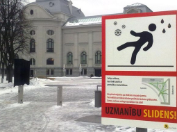 Brīdinājuma zīme Esplanādē pie Latvijas Nacionālā mākslas muzeja. Foto: Gunārs Nāgels