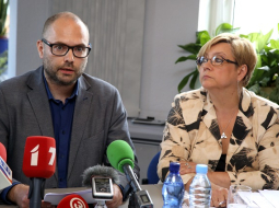 Nacionālās elektronisko plašsaziņas līdzekļu padomes (NEPLP) priekšsēdētājas vietnieks Ivars Āboliņš un NEPLP priekšsēdētāja Dace Ķezbere piedalās preses konferencē pēc sēdes, kurā sprieda par Latvijas Radio darbinieku vēstuli, kurā pausta neuzticība NEPLP loceklim, LR kuratoram Ivaram Āboliņam.