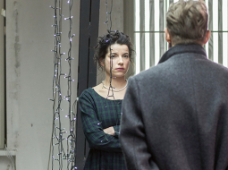 Noras Helmeras lomā Jana Čivžele.