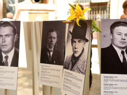 Latvijas Okupācijas muzeja ekspozīcijā Stūra mājā atklāta izstāde "Pēc mums vēl ilgi zeme skums", kas veltīta 99 Latvijas iedzīvotājiem - komunistiskā terora upuriem -, kurus pirms 75 gadiem čekisti nošāva un apraka Rīgas Centrālcietumā.