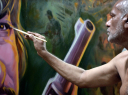 Kadrs no filmas "Oriģinālā kopija" ("Original Copy") par pēdējo filmu plakātu gleznotāju Mumbajā, Indijā. Publicitātes foto