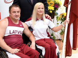 Latvijas paraolimpieši Diāna Dadzīte un Aigars Apinis. Foto: Ieva Makare, LETA