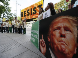 ''Greenpeace'' aktīvistu protests pret Trampa lēmumu ASV izstāties no Parīzes klimata konvencijas. Foto: EPA-LETA