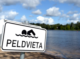 Peldvietas norāde Lucavsalā. Foto: Ieva Makare, LETA
