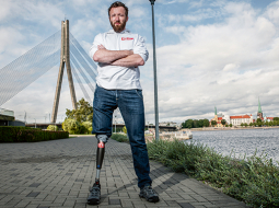 Gudrā kāja C-Leg no parastās protēzes atšķiras ar to, ka tās ceļgalā ir dators, kas saprot cilvēku un pieskaņojas solim. «Kad eju lēnām, kāja to saprot un piemērojas lēnam tempam. Kad paātrinos, piemēram, steidzos uz transportu, tad arī kāja pielāgojas,» skaidro Aleksandrs.