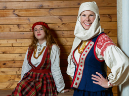 Folkloras draugu kopā Skandinieki katram ir tautastērps. Iveta Zeidaka sev sameklējusi Rucavas tautastērpu, jo vecāmamma nāk no Rucavas novada Ķāķišķes. Taču Alisei kā jaunai meitai nepatīk rucavnieku meitu galvasrota, tāpēc viņa no draudzenes aizlienējusi vecmāmiņas Burtnieku novada Matīšu pagasta meitas tautastērpu.