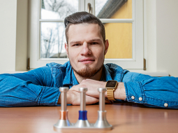 Ķīniešu interneta veikalā AliExpress nopērkami Moondrop pakaļdarinājumi, bet par to Kristaps pārāk nesatraucas — netic, ka kopētāji tādas pūles veltījuši fizikas niansēm.