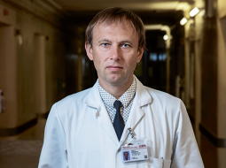 «Tā ir ikdienas situācija, kad māsu trūkuma dēļ jāatliek operācijas,» saka Stradiņa slimnīcas Neiroķirurģijas klīnikas vadītājs Egils Valeinis.
