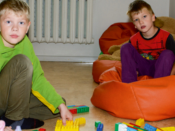 Desmitgadīgais Oskars (no kreisās) ir animācijas filmu tēlu minjonu fans, tāpēc lego mājas būvniecībā izvēlas dzelteno — minjonu — krāsu.