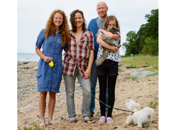 Henrieta un Andrejs ar meitām Emīliju un Kati, kā arī sunīti Meisiju Mo un kaķi Mikiņu.