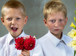 Mareks (no kreisās) mācīsies Alojas vidusskolas 2. klasē, Dāvis — 3. klasē.