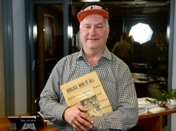 Pateicībā par kladi ar 1972./73. gada spēļu hroniku komanda advokātam Filipam Kļaviņam uzdāvināja tā gredzena dublikātu,  ko  katrs spēlētājs saņēma par uzvaru tajā NBA sezonā. Un cepuri, kādu komanda jaunizvēlētajiem spēlētājiem uzliek īpašā ceremonijā. Arī biļetes uz šīs sezonas pirmo spēli Ņujorkā, preses ložā. «Coca-Cola, kafija, tēja un popkorns par brīvu, es pārēdos,» viņš smejas.
