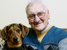 «Tēvs nodzīvoja 92, māte — 82 gadus. Kaimiņi jau prasa, lai dodu recepti. Neko: šņabi dzeru un dzeru alu,» smejas Arvīds Blūzmanis. Viņš 95 gadu vecumā vēl izstaigā veikalus Carnikavā un izved āra suni Džeinu.