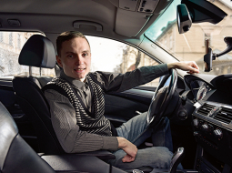 Latvijā ir 1275 vājdzirdīgu autovadītāju. CSDD neuzskaita nedzirdīgos šoferus. Kristaps Beisons ir viens no diviem Taxify nedzirdīgajiem autovadītājiem.
