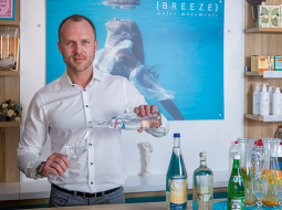 «Ūdens ir «dziļāks», nekā domājam,» paziņo Dans Grasmanis. Viņš ikdienā dzer viegli mineralizētus ūdeņus, kuros ir līdz 300 mg/l minerālsāļu, taču maksimāli sārmainus, ar augstu pH līmeni. «Tas palīdz ne tikai pašsajūtai, bet arī sportojot.»