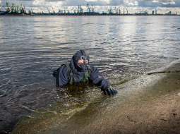 No auksta ūdens Raivo nav bail. Viņš kopš 1998. gada ir zemessardzes 52. kājnieku bataljona dienestā, rūdīts mācībās. Vai varētu noķert maluzvejnieku, ja vienīgais ceļš būtu pa gaisu? Raivo smiedamies atbild: «Varētu!»