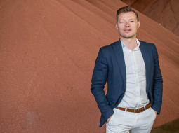 NPK Expert īpašnieks Ģirts Cēlājs sevi dēvē par praktizējošu agronomu ķīmiķi, jo arī pats raksta produktu formulas. «Mūsu priekšrocība ir tā, ka darbojamies kā aptiekāri — uztaisām precīzu recepti un laikā nogādājam klientam. Faktiski esam kā liels bārmenis, kas taisa kokteiļus uz pasūtījumu.»