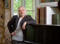 «Klasicisms ir interesanta lieta, liela skaidrība visās lietās,» par vēsturisko dzimtas mantojumu saka komponists Uģis Prauliņš. «Cilvēkam arī iedveš skaidrību: ko īsti dzīvē gribi? Ko filozofē, brauc pa mākoņiem? Uz kurieni ej, ko dari, kas tu īsti esi?»