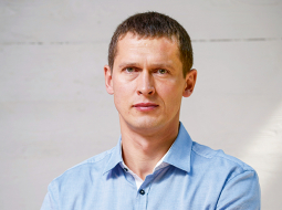 Ir vēl šokējošākas sarunas «par dažādu amatpersonu iecelšanu amatā un kas kuram cik daudz par ko ir samaksājis, kurai no politiskajām partijām, kuram no konkrētās partijas cilvēkiem, kādas balsis… Tas ir nenormāli ciniski,» saka Juris Jurašs.