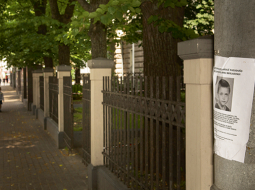 Skrejlapa ar informāciju Kalpaka bulvārī Rīgā.