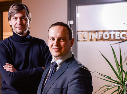 X Infotech vienpadsmito gadu nodarbojas ar elektronisko dokumentu un maksājumu karšu drošu izdošanu un pārbaudes infrastruktūras izstrādi un programmatūras pārdošanu. Māris Birģelis (pa kreisi) un Sergejs Jeļisejevs ir divi no uzņēmuma īpašniekiem. Vadims Tereško un Aleksandrs Popovs bildēšanās brīdi bija komandējumos.