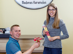 Lindas un Arņa Blaževiču Madonas karameles ir ģimenes uzņēmums, kurā arī viņu dēli Kaspars un Edgars jau guvuši pirmos priekšstatus par ražošanu, mārketingu un tirdzniecību. Vienīgais tāda ģimenes uzņēmuma trūkums — ja ir daudz darba, mājās nav abu vecāku.