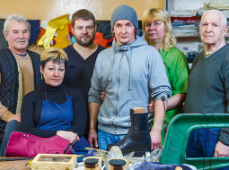 «Šajā jomā daudz kas ir kā dāvana. Cenšamies maksimāli nākt pretī klientiem. Visi esam fanātiķi. Ja ir vajadzīgs, esam darbā jau pusseptiņos, beidzam vakarā ap septiņiem,» paziņo Gunārs Kožuhovskis (no kreisās), Tatjana Čuliha, Oļegs Stoļarovs, Andris Rucis, Andžela Klētniece un Oļegs Afanasjevs.