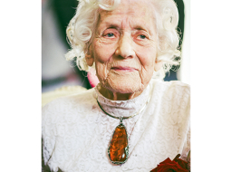 Alise Lauva (100) no Tukuma ir ļoti sprigana un otrajā stāvā uz ceremoniju Rundāles pilī uznūjo. Alise novēl nedarīt ļaunu savai zemei, jo «tā pastāvēs tāda, kādu to paši veidosim.»