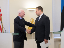 ASV Senāta Bruņoto dienestu komitejas priekšsēdētājs Džons Makeins un Igaunijas premjerministrs Jiri Ratass. Foto: LIIS TREIMANN, POSTIMEES