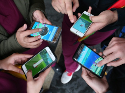 "Pokemon Go" spēlētāji pie Sidnejas operas. Foto: EPA/LETA