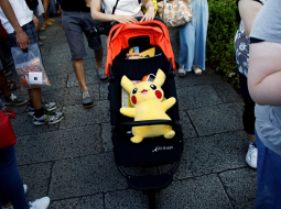Pokemons bērnu ratiņos. Foto: Reuters/LETA