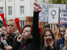 Polijas sievietes protestē pret ieceri pilnībā aizliegt abortus. Foto: AP-LETA