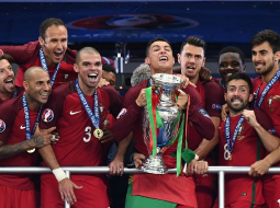 Portugāles futbola izlase ar EČ kausu Krištianu Ronaldu rokās. Foto: AFP/LETA
