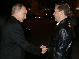 Vladimirs Putins un Dmitrijs Medvedevs. Foto: LETA-AFP