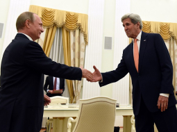 Džons Kerijs Maskavā tiekas ar Vladimiru Putinu. Foto: Reuters/LETA