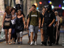 Policija no nozieguma zonas izved cilvēkus. Foto: AFP/LETA