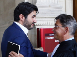 Kādreizējam kompānijas "France Offshore" vadītājam Nadavam Bensusānam (no kreisās) Francijas tiesa piesprieda piecu gadu cietumsodu. Foto: AFP/LETA