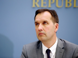 Valsts prezidents Raimonds Vējonis (no labās) un Latvijas vēstnieks Krievijā Māris Riekstiņš akreditācijas vizītes laikā Rīgas pilī.