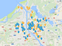 Rīgas kartē ar zilām atzīmēm ir skolas, kurās skolēnu skaits pārsniedz 800, ar oranžām tās, kura tas ir mazāks. Ekrāna stopkadrs no Nikas Aleksejevas pēc Re:Baltica žurnālistes Sanitas Jembergas pieteikuma veidotās kartes.